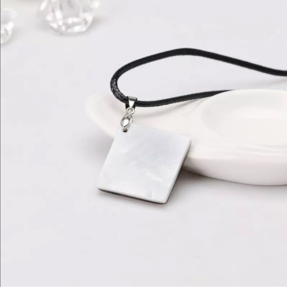 🆕 Natural Shell Square Necklace with Chain - Picture 2 of 3